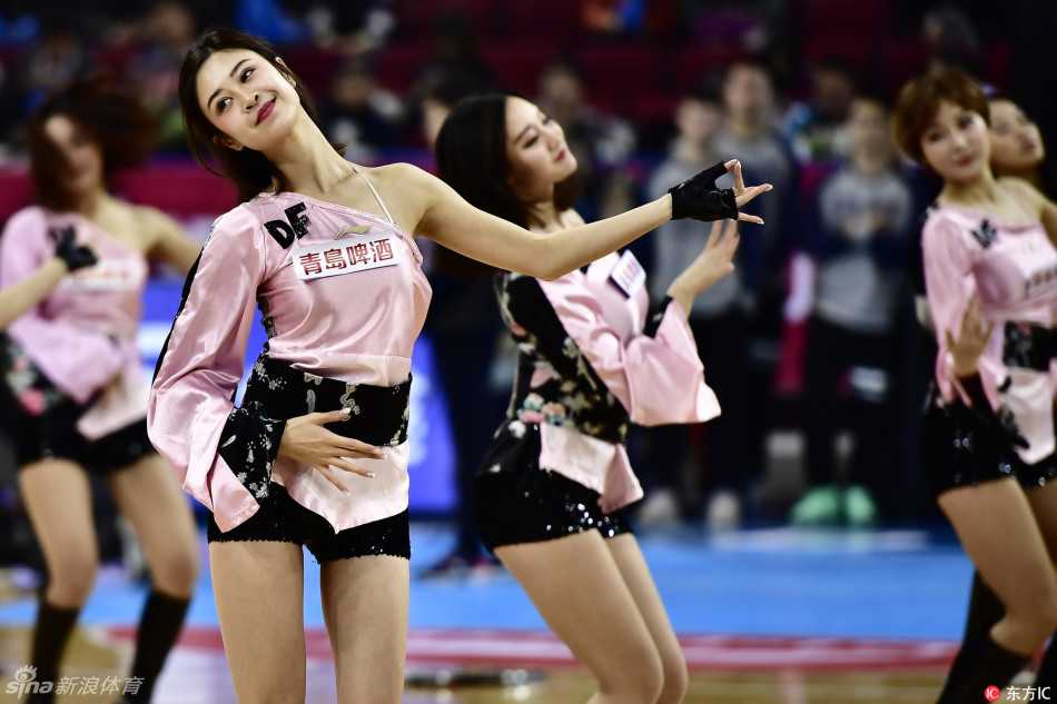 啦啦队宝贝们随着动感音乐奋力跃起，整齐划一的动作如同绽放的青春之花，瞬间点燃全场热情。