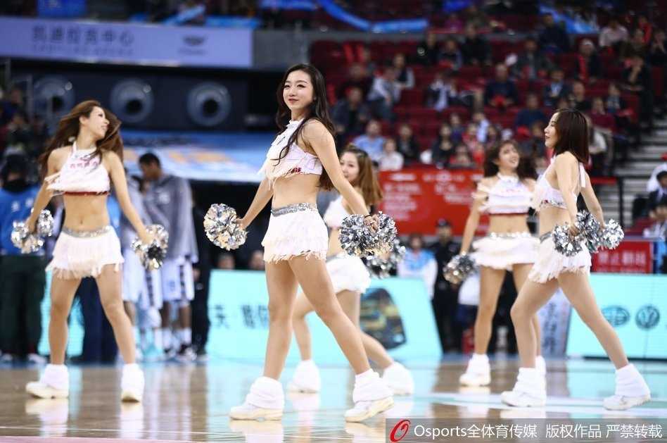 北京首钢篮球宝贝们集体摆出富有感染力的Pose，她们脸上洋溢着的青春笑容和整齐划一的服装造型，完美展现了团队的凝聚力与积极向上的精神风貌。