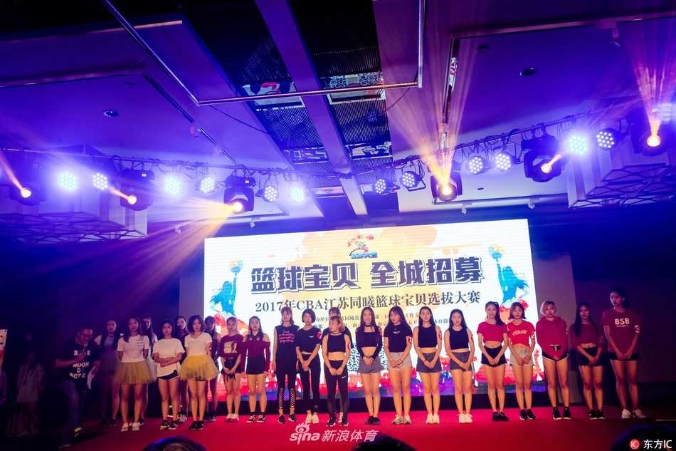 镜头聚焦在一位侧颜精致的女孩身上，她紧闭双眼，完全沉浸在音乐的世界里，手臂划出优美的弧线，仿佛用舞蹈讲述着属于自己的故事。