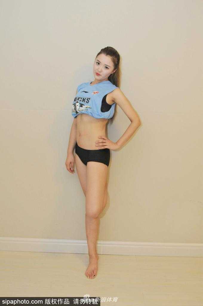 镜头捕捉到篮球宝贝奋力跃起的瞬间，充满力量感的马尾辫和纤细的腰肢形成鲜明对比，定格了力与美的完美融合。