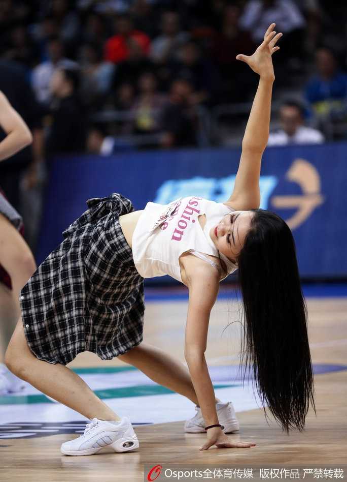 红毯镁光灯下，赵露思身着粉色亮片细肩带长裙，价值千万的珠宝在颈间闪耀，但滑落的肩带让她不得不分神调整，表情中流露出一丝尴尬与慌乱