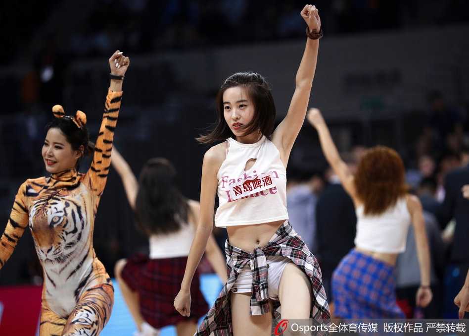 日本女星三上悠亚在拍摄泳装特辑时，伸手示范绑带方法却不慎将蝴蝶结拉开，黑色泳衣瞬间滑落，她瞪大双眼露出惊讶表情，紧急用手护住胸前