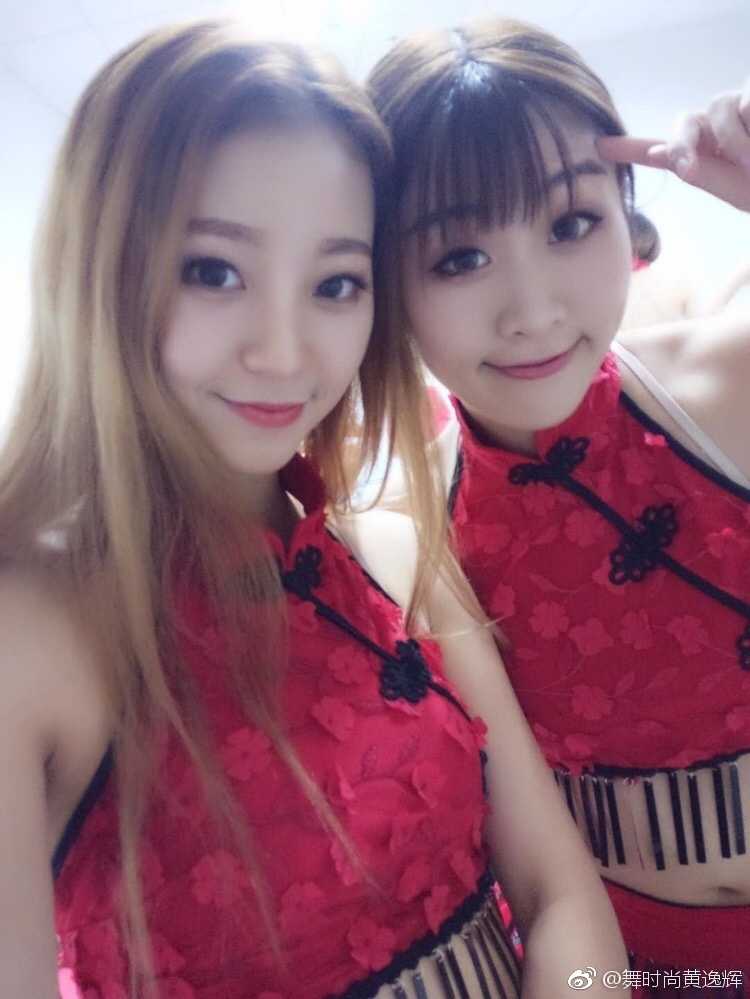 在赛场灯光映照下，一位队员侧身凝视远方，优美的身体曲线和专注的神态，仿佛在诉说着对舞台的热爱。