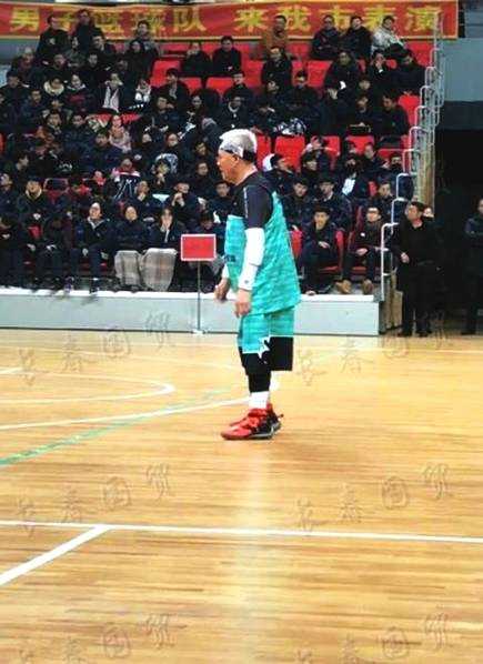 赛场上，赵本山面带微笑与年轻队友击掌庆祝，轻松愉快的氛围显示出团队的默契与比赛的友谊性质