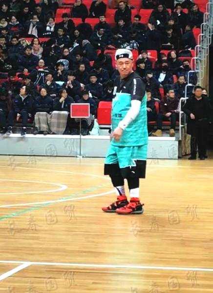 篮下的激烈拼抢中，赵本山高高跃起，抢下关键篮板球，他花白的头发与认真的表情，形成一道独特的风景