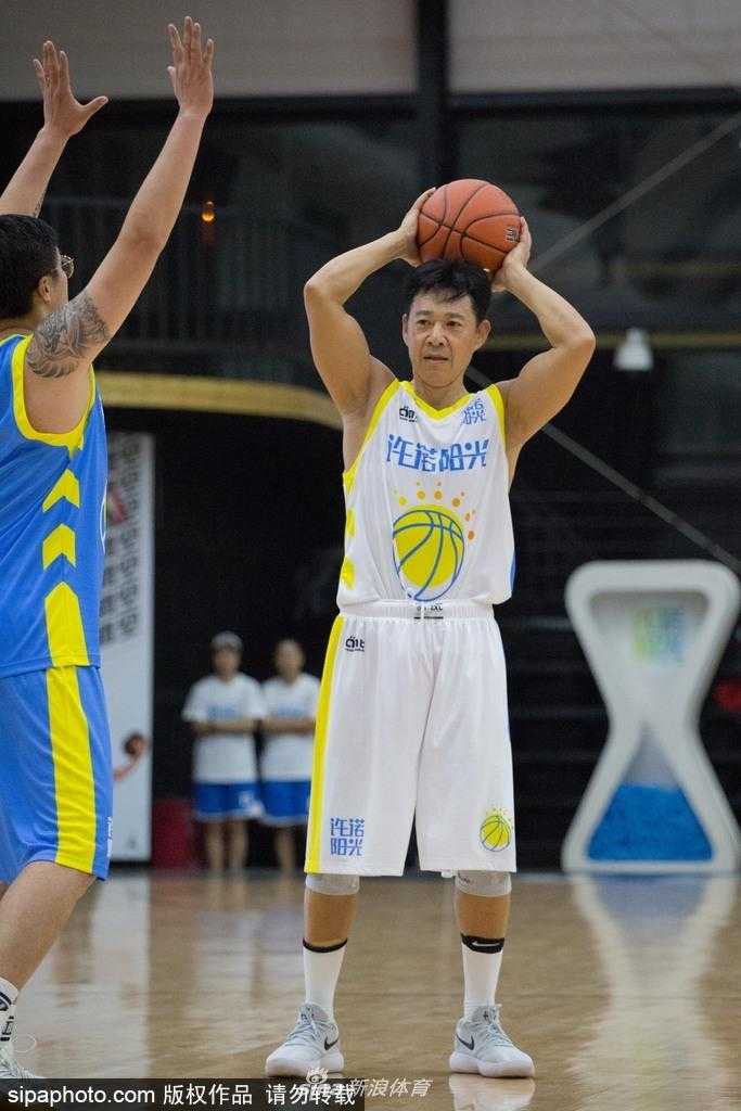 张丰毅在球场上纵身跃起，与对手展开激烈拼抢，他手臂上的肌肉在发力时紧紧绷起，展现出不输年轻人的竞技状态与活力。