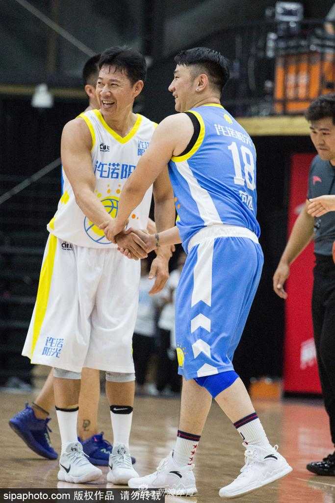 在赛场聚光灯下，张丰毅赤裸上身露出线条分明的肌肉，眼神坚毅地望向篮筐，仿佛一位久经沙场的角斗士，霸气侧漏。