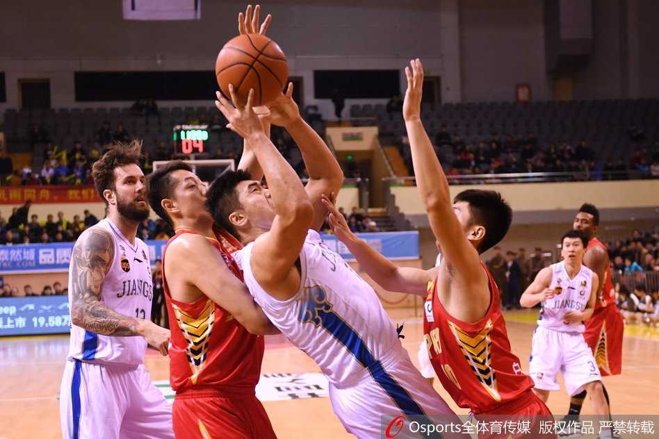 李慕豪高高跃起，在肯帝亚内线群中单手补篮，这关键一球几乎为深圳队锁定了胜局。