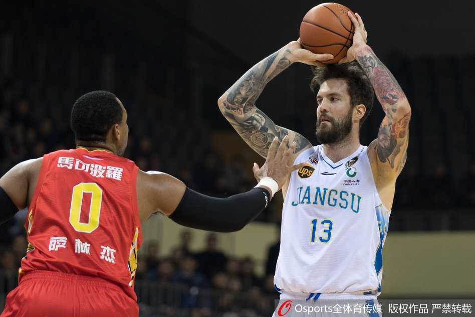 终场哨响，技术台上的比分牌定格在97比100，记录着肯帝亚这场虽败犹荣的苏州主场告别战。