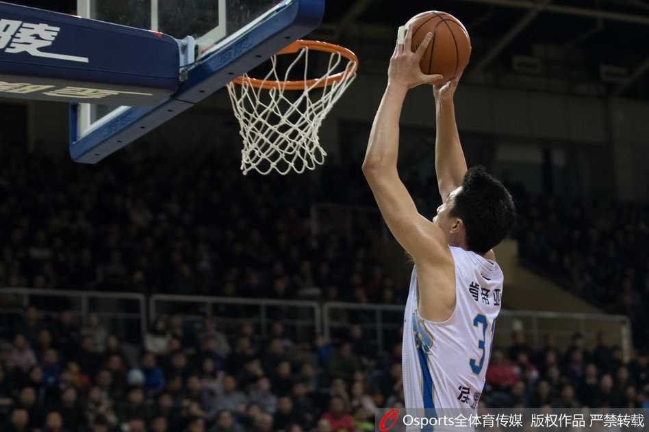 马尚·布鲁克斯在深圳队多人包夹下强行突破，眼神中透露出对胜利的极度渴望。