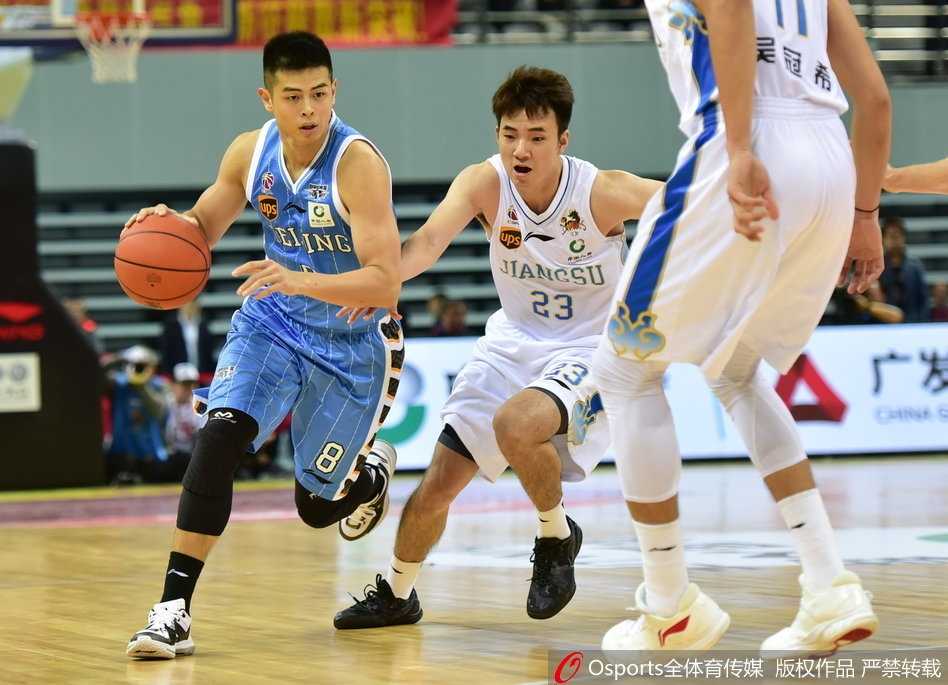北京队方硕跳投三分，球在空中划出优美弧线，这位国内顶尖后卫全场砍下26分，展现了出色的竞技状态。