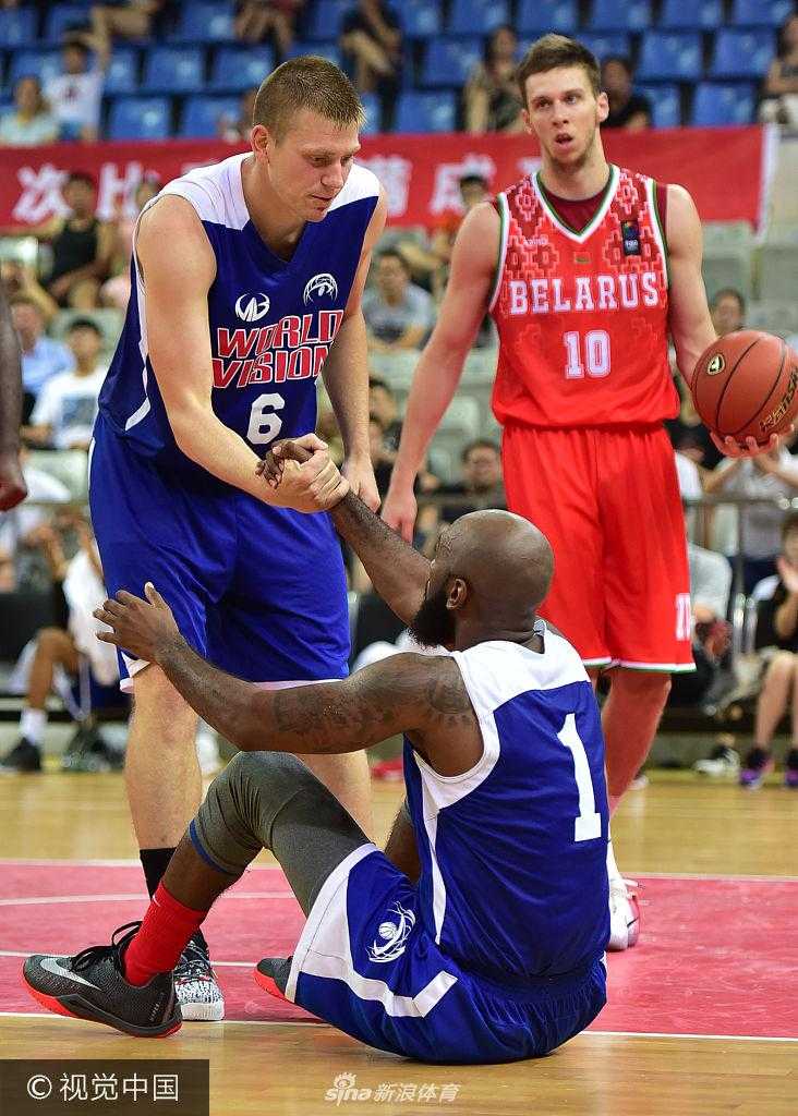 苏州八国赛美国职业联队力克白俄罗斯,赛场风云激荡 篮板下的混战中,五双手同时伸向橙色的篮球,肌肉的碰撞声与球鞋的摩擦声交织,定格成篮球场上最具雄性气息的争夺画面。