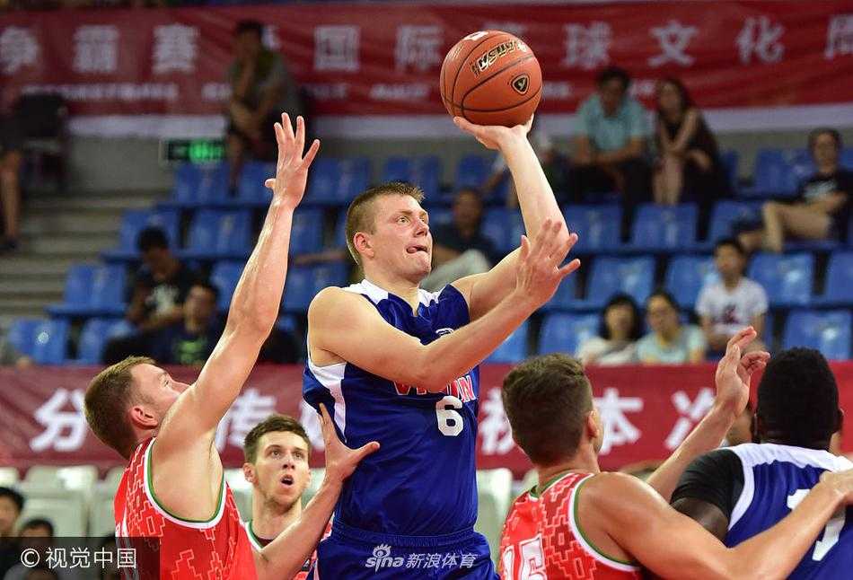 苏州八国赛美国职业联队力克白俄罗斯,赛场风云激荡 美国队球员犹如一道黑色闪电,持球加速突破白俄罗斯队员构筑的坚固防线,整个体育馆的空气仿佛都因这次突破而凝固。