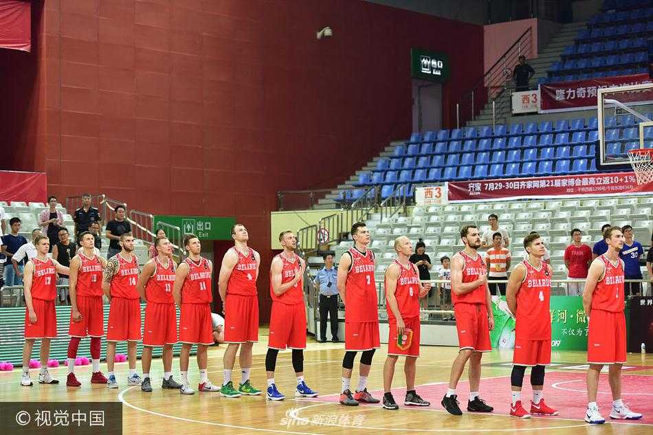 苏州八国赛美国职业联队力克白俄罗斯,赛场风云激荡 白俄罗斯队的中锋在三人包夹的红色海洋中强势起跳,他的指尖轻轻一拨,篮球改变方向落入队友怀中,团队篮球的智慧在此刻闪光。