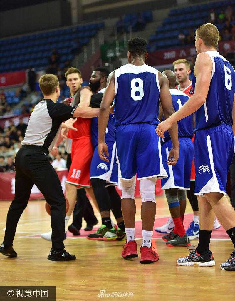 苏州八国赛美国职业联队力克白俄罗斯,赛场风云激荡 一位美国队后卫在严密防守下腾空而起,身体在空中完全舒展,篮球从他的指尖轻柔飞出,划过一道彩虹般的优美弧线直奔篮筐。