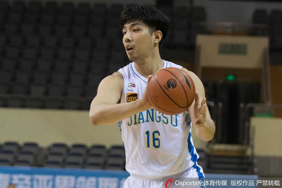 江苏肯帝亚核心布鲁克斯面对吉林队的包夹防守，毫无畏惧，强行突破上篮，展现“小科比”风采。