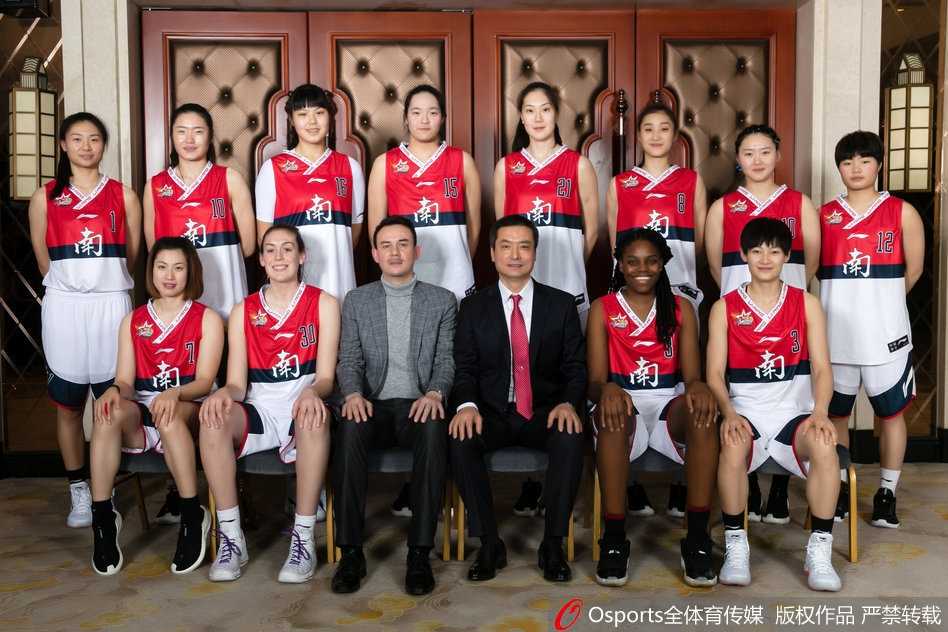 场下的好姐妹在场上是针锋相对的对手，北区的金佳宝迎着防守高高跃起，手腕轻压，篮球在空中划出一道彩虹般的优美弧线，这是她加冕三分王的本色演出。