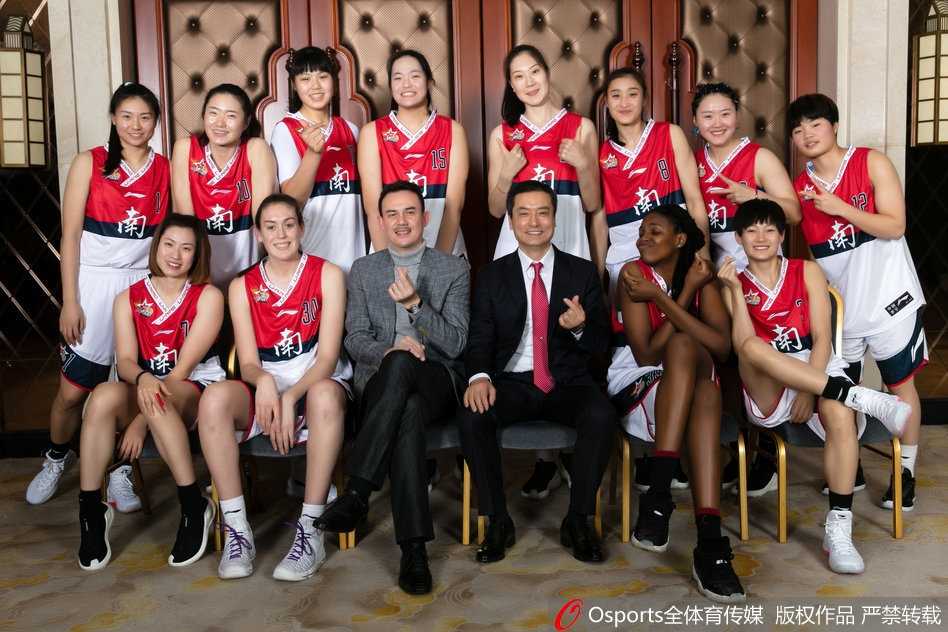 南方队队员在严密包夹下依然冷静地将球传向篮下空位，篮球传出的瞬间，她眼神坚定，仿佛一位指挥千军万马的将军，用精妙的传球撕开对手的整条防线。