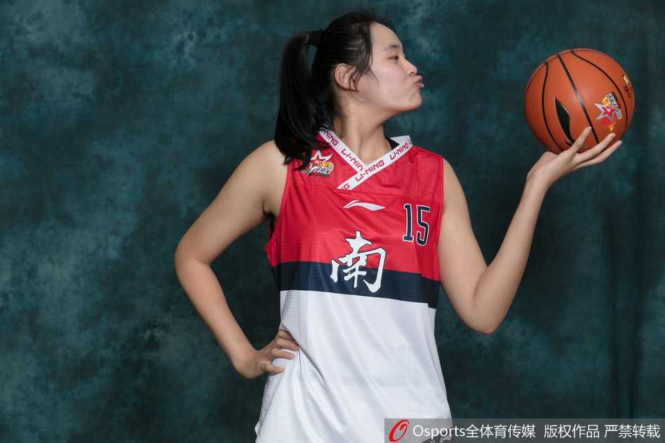 南区全明星队成员拍摄集体写真，大家站在一起，展现出团队的凝聚力和昂扬斗志。