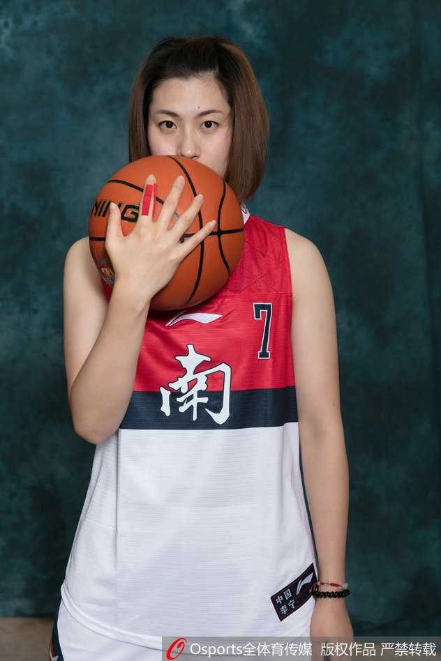 南区队球员杨力维在写真中摆出运球姿势，灵动十足，彰显技巧挑战赛冠军的风采。