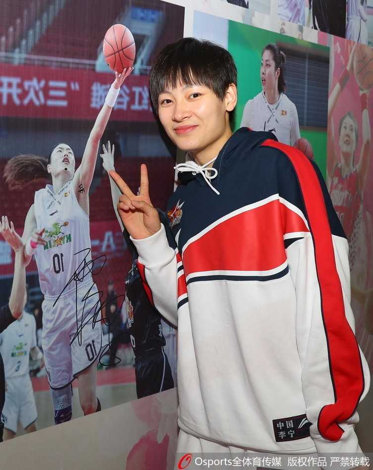 灯光璀璨的开幕式上，英姿飒爽的女子军乐团成员全神贯注地演奏着乐器，整齐的队列和激昂的旋律为这场篮球盛宴奏响了震撼的开场序曲。