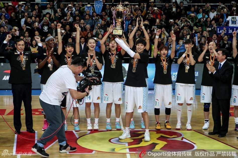 中国篮协主席姚明面带微笑，弯下高大身躯将一枚金灿灿的总冠军奖牌挂在福尔斯颈上，福尔斯手捧鲜花与MVP奖杯，眼中闪烁着喜悦与自豪的光芒。