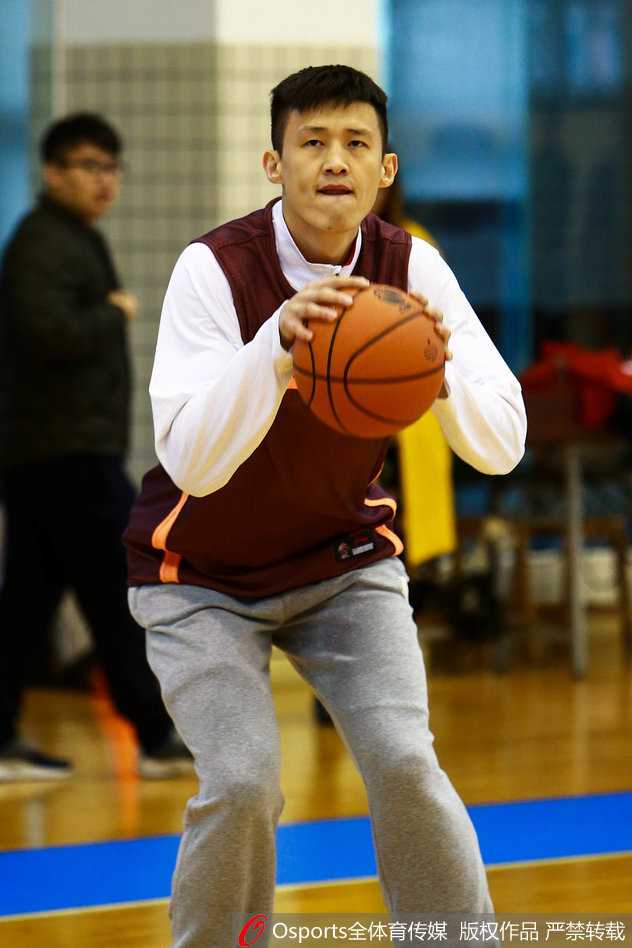 莞军蓄力,剑指蜀地:广东宏远季后赛前最后一练 老将朱芳雨宝刀未老,在训练间隙依旧加练力量,眼神中透露出对胜利的渴望和对总冠军的执着追求。