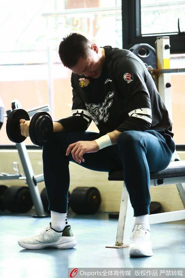 莞军蓄力,剑指蜀地:广东宏远季后赛前最后一练 训练结束后,易建联与周鹏在场上加练罚球,汗水浸透球衣,两位核心用加练的方式表达着对比赛胜利的坚定信念。