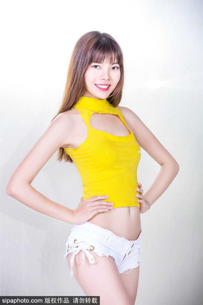 莞式美丽风暴,华南虎主场那抹最亮眼的橙红色 几位宝贝并排站立,她们毫不吝啬地展示着健康的小麦色肌肤和笔直紧实的双腿,手中的标语牌高高举起,仿佛在用青春的身体语言向全场宣告:今晚的主场,绝不容许失败。