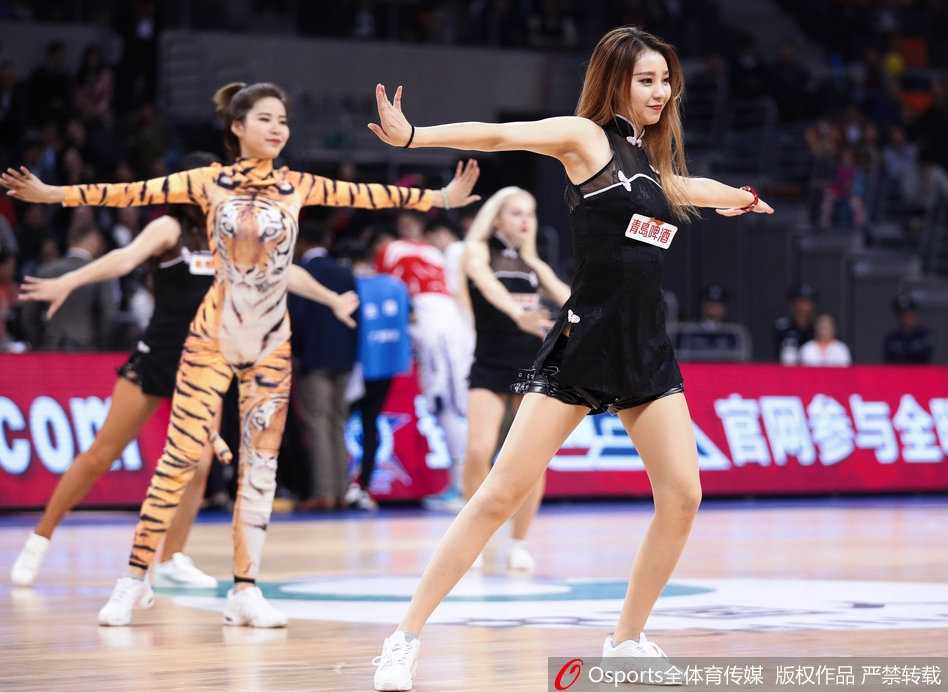 莞式青春:赛场边那抹跃动的粉蓝风暴 赛场中央,宝贝们身着蓝白战袍高高跃起,裙摆如海浪翻涌,定格成东莞夜空最亮的星群