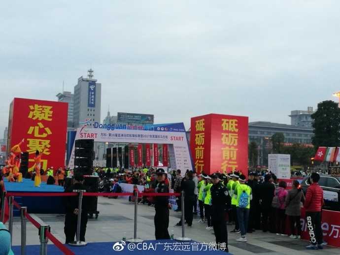 莞马赛道上的篮球巨人:易建联与广东宏远众将的冬日激情奔跑 广东宏远队的球员们集结在马拉松队伍中,他们身着长袖运动装,如同移动的高塔,与身边普通身材的跑友形成有趣对比,每个人的脸上都洋溢着参与全民健身的兴奋与好奇。