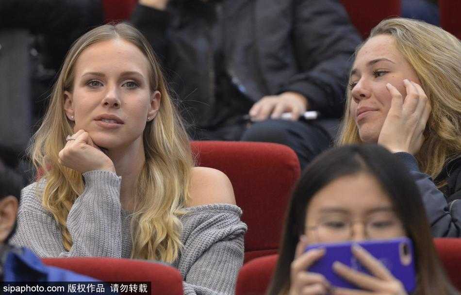 莫泰尤纳斯在场上拼抢倒地，看台上的妻子情不自禁地站起身子，双手紧握置于胸前，脸上写满了紧张与担忧