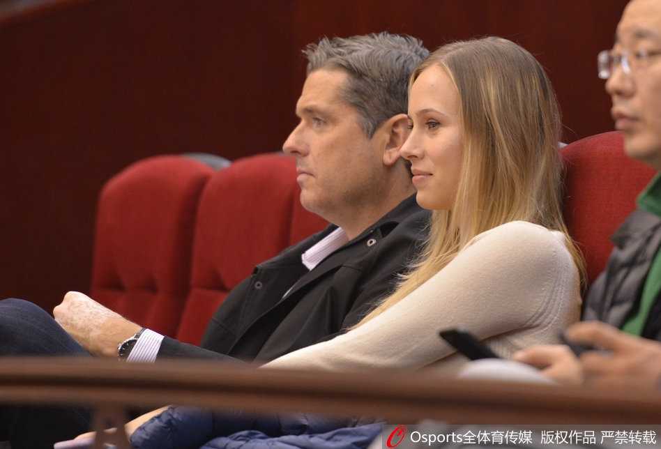 胜利的喜悦洋溢在每个人的脸上，她站起身来望向场内，眼中的光芒比球馆的灯光还要闪亮，仿佛在说这是属于我们的夜晚。