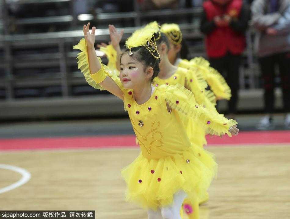 萌娃空降甬城赛场 CBA迎来最萌啦啦队 一群穿着红色肚兜和短裤的萌娃啦啦队队员,在CBA赛场上整齐地排成队列,她们肉嘟嘟的小手紧握彩球,稚嫩的脸上写满了认真与专注。