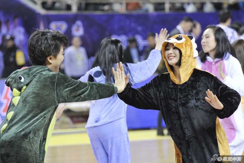 萌翻全场!当篮球宝贝变身睡衣女超人,赛场下的反差萌大作战 动感时刻,篮球宝贝们穿着各色睡衣跳起热舞,长发飞扬,动作整齐划一,将睡衣的舒适与舞蹈的动感完美结合。