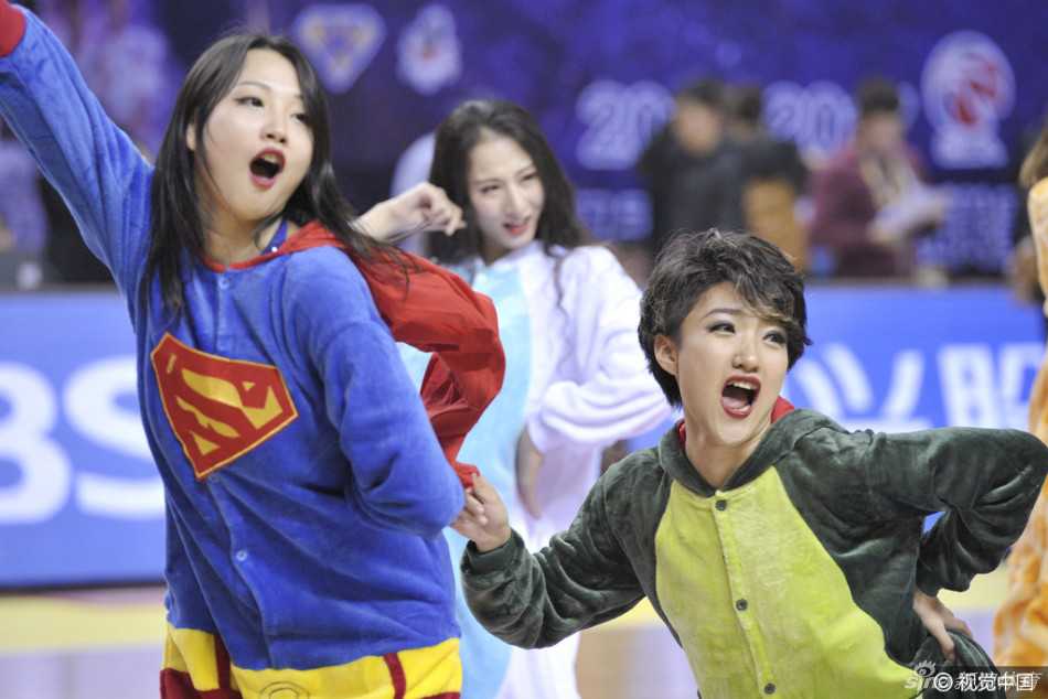 萌翻全场!当篮球宝贝变身睡衣女超人,赛场下的反差萌大作战 篮球宝贝们身穿可爱的卡通睡衣,在球场中央毫无防备地躺下“睡觉”,其中一位还揉着眼睛,仿佛真的没睡醒,模样十分俏皮。