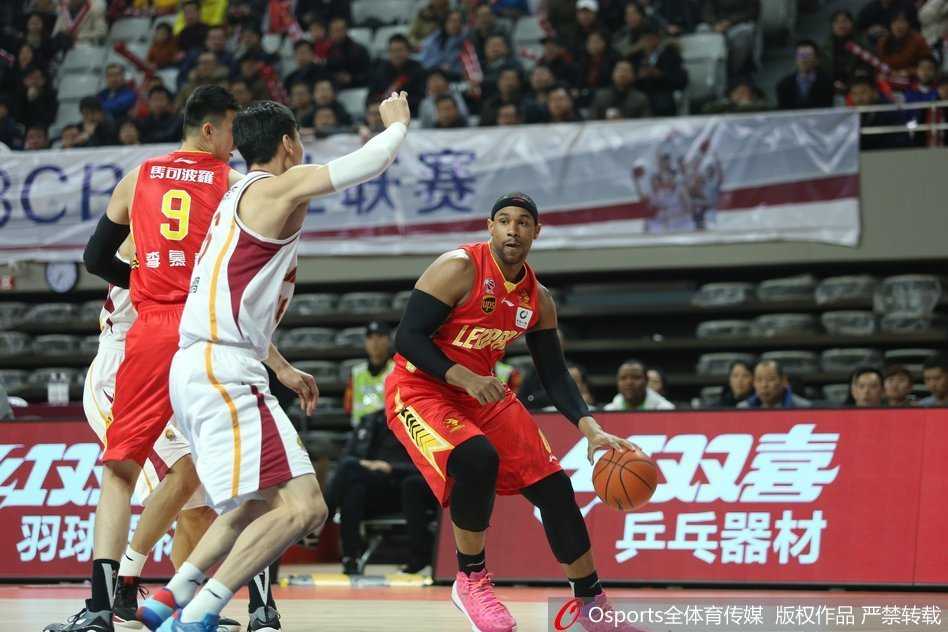 浙江队外援威姆斯高速运球突破，他的身影如一道白色闪电，面对深圳队的防守悍将，他毫无惧色，眼神专注地寻找着传球或得分的良机