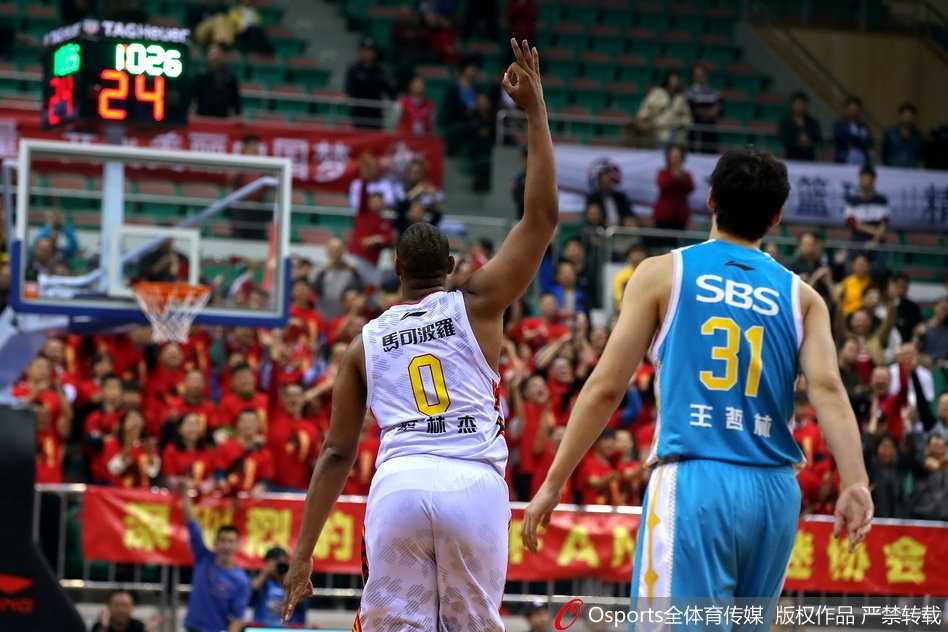 萨林杰轰四十六分引领加时激战,深圳主场五分险胜福建 加时赛关键时刻,顾全面对紧逼防守毫不手软,突破上篮打成致命二加一,怒吼庆祝霸气尽显。