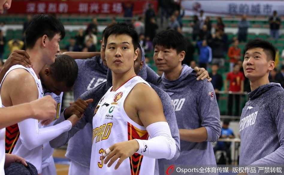 萨林杰轰四十六分引领加时激战,深圳主场五分险胜福建 比赛结束后,深圳队球员们紧紧围在一起庆祝这场来之不易的加时胜利,团结一心的画面令人动容。