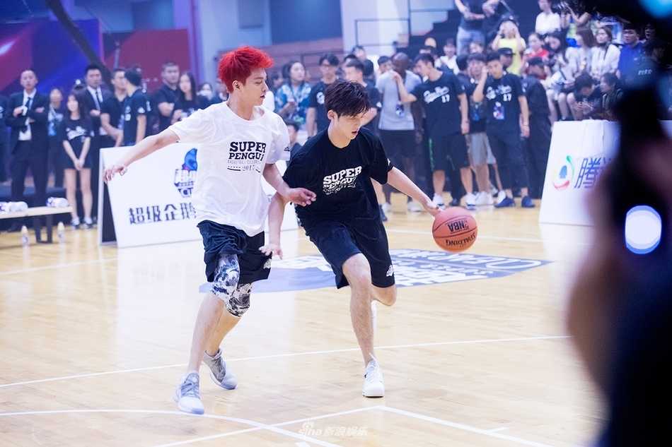 赛后董力与队友击掌庆祝胜利，脸上洋溢着灿烂的笑容，身上的球衣已被汗水浸透，闪耀着拼搏的光芒