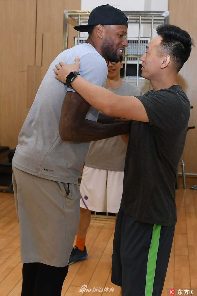 会议室中，威姆斯在翻译的帮助下与教练组进行沟通，蒋兴权和刘维伟耐心地为他讲解战术板上的跑位，新的战术体系正在这支全新的队伍中生根发芽。