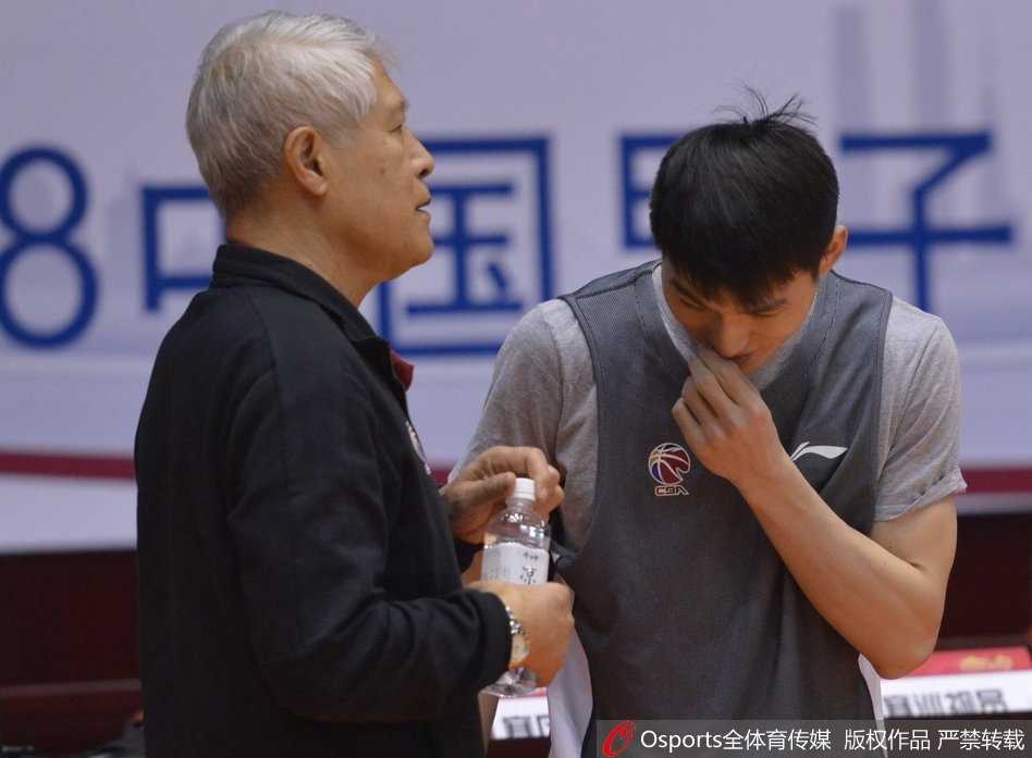 蒋兴权督训浙江男篮,吴前蜕变背后的“教父”级指导 全景镜头下的浙江队训练课,球员们正在进行战术配合演练,蒋兴权站在中线附近掌控全局,宛如一位运筹帷幄的将军