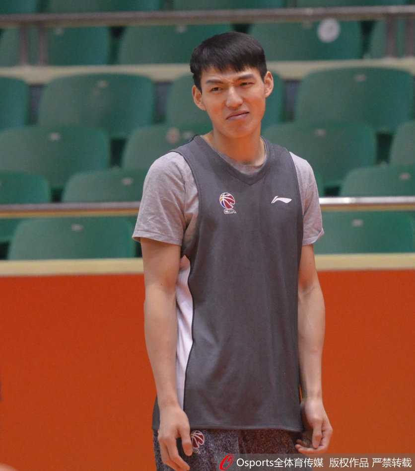 蒋兴权督训浙江男篮,吴前蜕变背后的“教父”级指导 吴前在训练中运球突破,蒋兴权指导在旁边紧贴观察,两人的身影在球馆灯光下被拉长,构成一幅师徒传承的动人画面