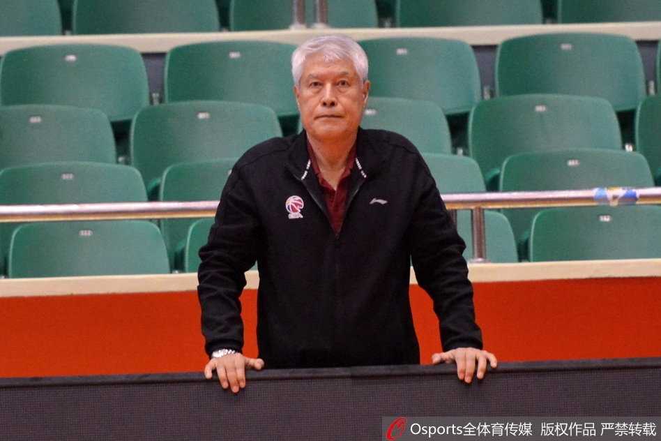 蒋兴权督训浙江男篮,吴前蜕变背后的“教父”级指导 白发苍苍的蒋兴权指导双手撑膝,目光如炬地盯着场上球员的一举一动,仿佛要将每一个细节都刻在心里