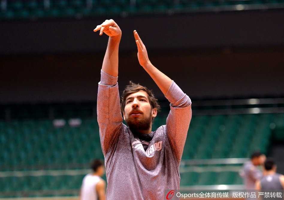 蒋兴权督训浙江男篮,吴前蜕变背后的“教父”级指导 训练结束后吴前独自加练投篮,蒋兴权并未离去,而是站在一旁默默计数,夕阳透过窗户洒在这对师徒身上,温暖而坚定