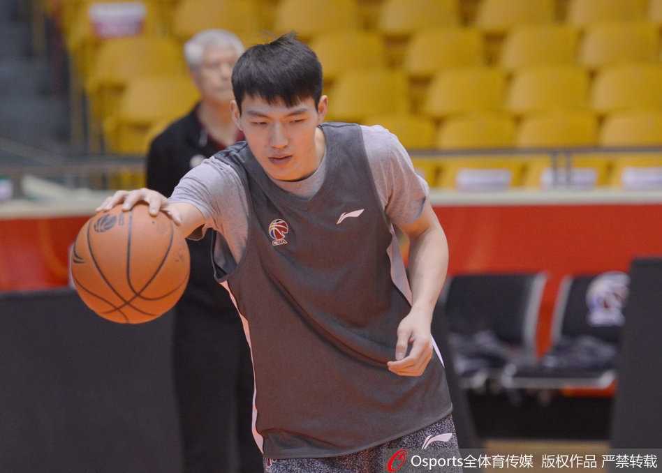 蒋兴权督训浙江男篮,吴前蜕变背后的“教父”级指导 训练间歇蒋兴权双手插兜与队员们轻松交流,脸上露出难得的慈祥笑容,此刻的他更像一位看着孙辈成长的大家长