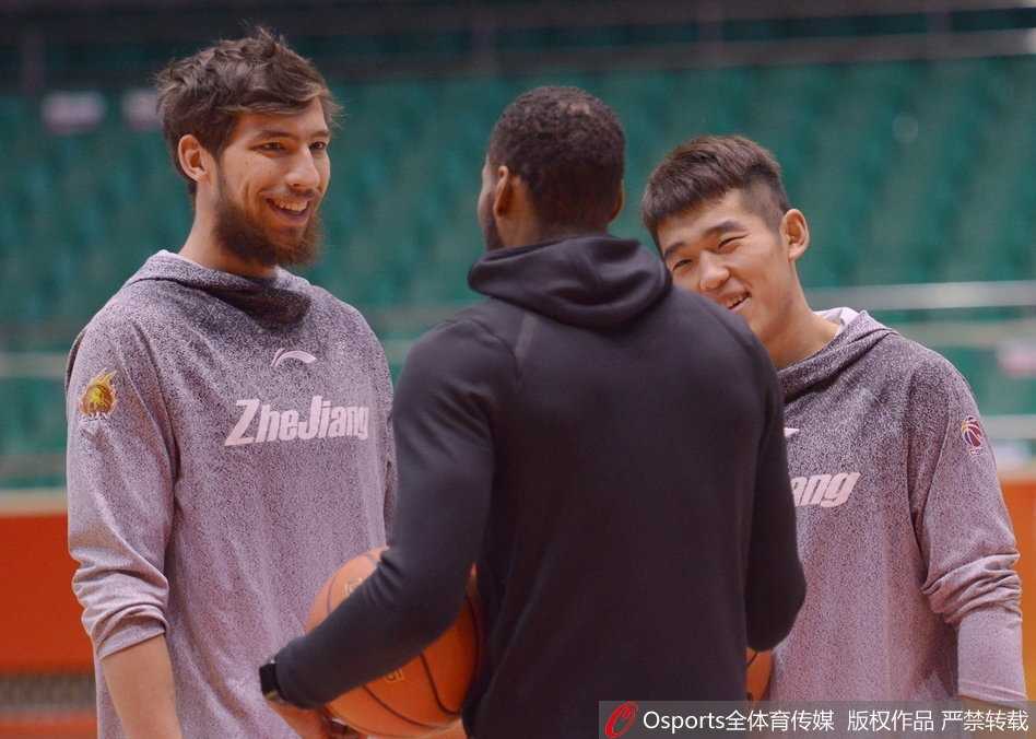 蒋兴权督训浙江男篮,吴前蜕变背后的“教父”级指导 训练场上蒋兴权指导神情专注地给队员分析跑位,他的手势坚定有力,仿佛正在指挥一场千军万马的战役