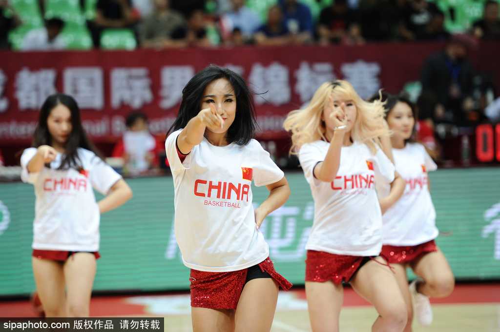 蓉城夏夜篮球宝贝绽放激情 男篮红队憾负安哥拉 镜头特写捕捉到啦啦队员的迷人微笑,她们手拿炫彩花球,青春气息与场上激烈对抗形成美妙对比。
