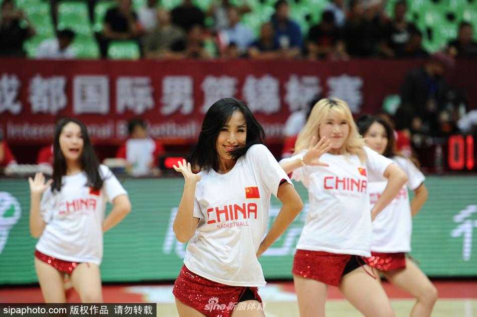 蓉城夏夜篮球宝贝绽放激情 男篮红队憾负安哥拉 场上队员激烈拼抢,身着红色球衣的中国男篮红队小将持球突破,面对安哥拉防守球员毫无惧色。