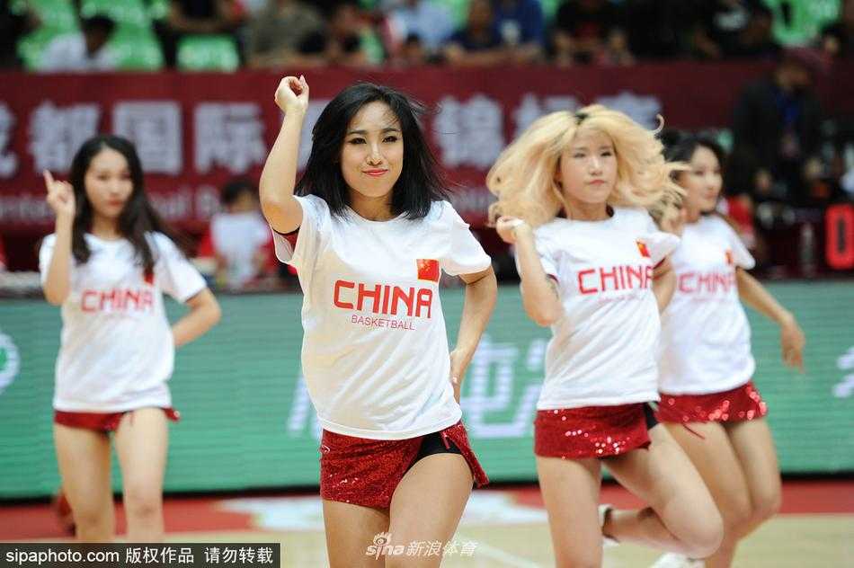 蓉城夏夜篮球宝贝绽放激情 男篮红队憾负安哥拉 篮球宝贝们随着动感音乐跃动,扎着利落马尾辫的她们露出灿烂笑容,为成都夏夜注入无限活力。